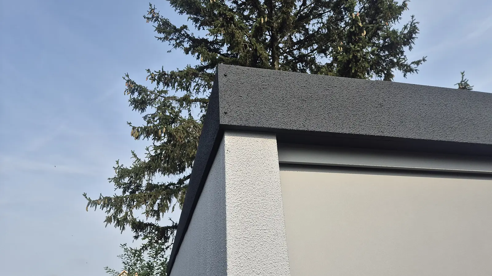 Garage mit Attika-Blende