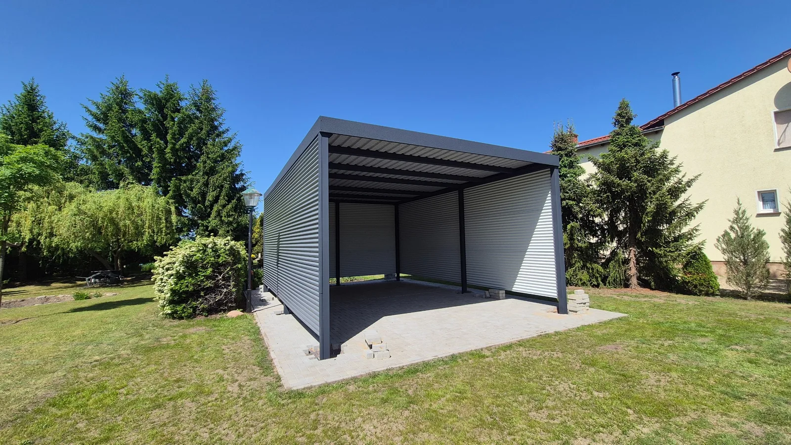 Garage mit anthrazitfarbener Attika-Blende
