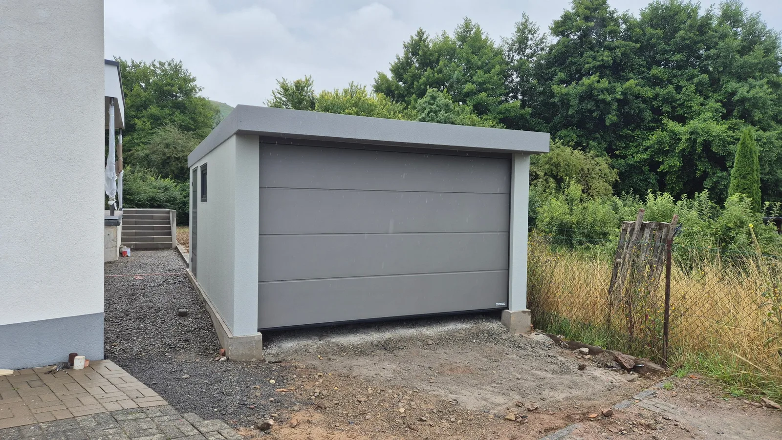 Fertige Garage mit Attika-Blende